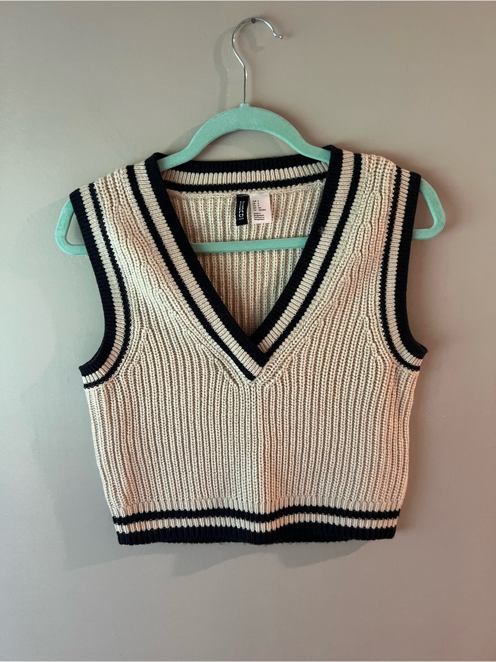 H&M Cream and Navy Ribbed V-Neck Cropped Sweater Vest